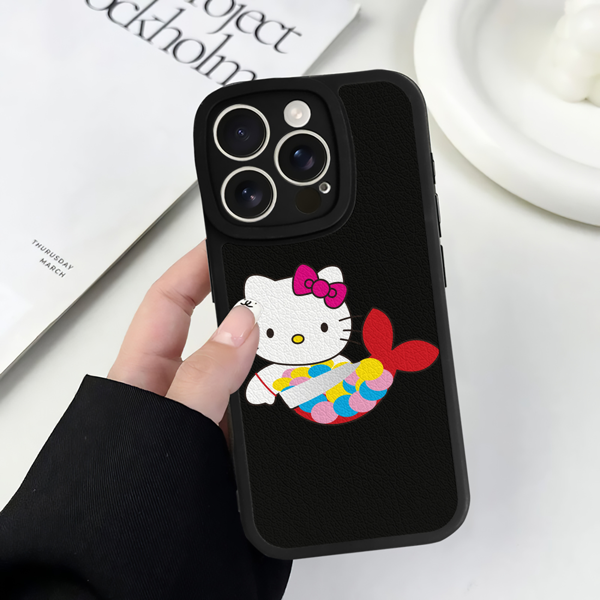 （画像用） Hello Kitty ハローキティ 【iPhone 16シリーズ対応】シリコンスマホケース（レザー調） 材質：シリコン